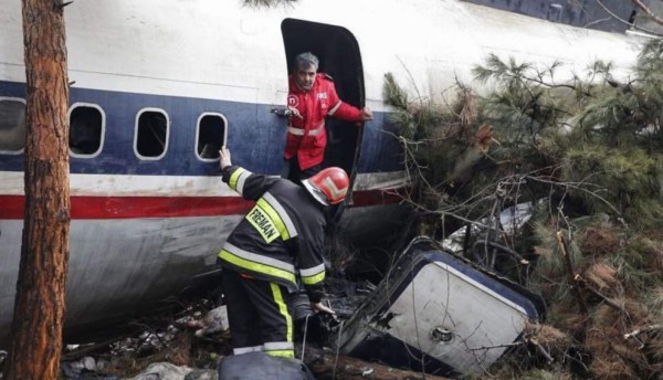 Las 10 impactantes fotos del Boeing 707 que se estrelló contra una casa en Irán