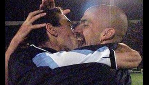 Fotos: Futbolistas que han puesto en entredicho su sexualidad con comprometedores momentos
