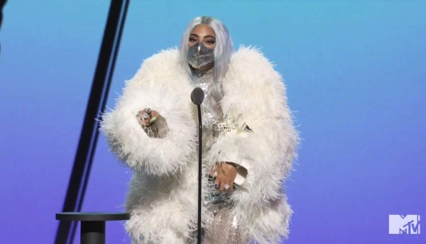 Mascarillas extravagantes, el accesorio estrella en los VMA´s (FOTOS)   
