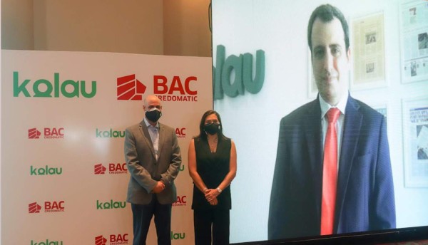 Los representantes de BAC Credomatic: Sebastián Hidalgo, vicepresidente adjunto Comercios Afiliados y Valeria Ríos, vicepresidente de Mercadeo y Comunicación. En pantalla desde España, vía enlace digital: Danny Sánchez-Mola, CEO Fundador Kolau.