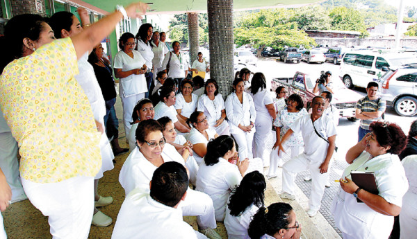 Enfermeras auxiliares dan plazo de 24 horas a autoridades para cumplir pliego de peticiones