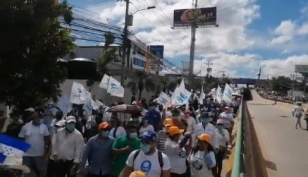 En imágenes: Nacionalistas dicen 'no al aborto' en concurrida movilización