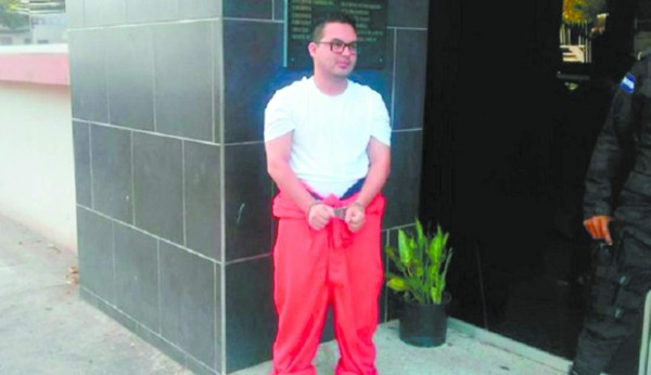 Internan al joven que le prendió fuego a embajada