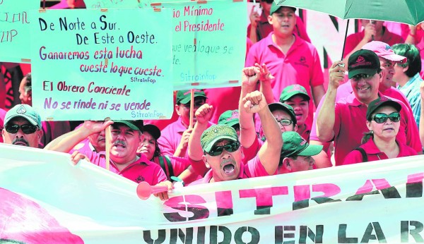 Obreros claman no más despidos en sector público