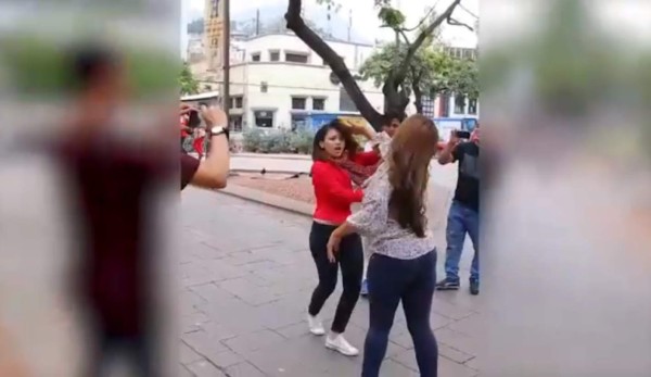 Mujeres se agarran por el amor de un hombre en el parque central de Tegucigalpa
