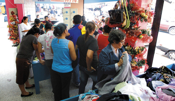 Capitalinos buscan estrenos en tiendas de segunda mano