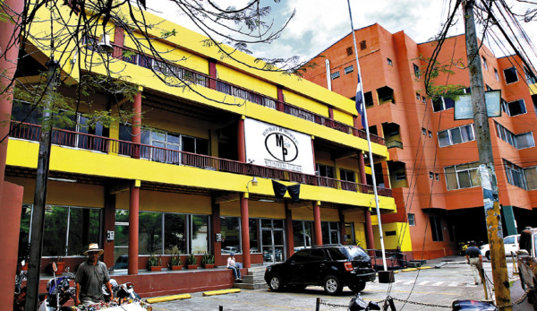 Proveedores suspendieron créditos al Ministerio Público