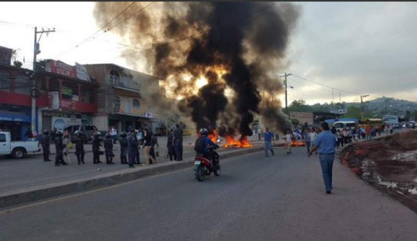 Policía evita toma de carreteras por parte de la Resistencia
