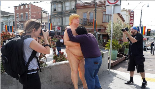 Estatua poco favorecedora de Trump desnudo causa asombro en Nueva York&nbsp;&nbsp;