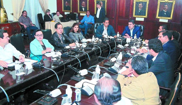 Gobierno mantiene meta de déficit fiscal
