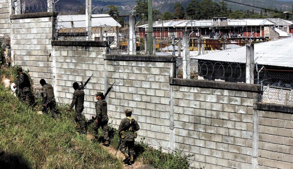 Mara 18 lanza explosivos y dispara a sus rivales en la PN