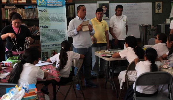 Alumnos aprenden a reciclar papel