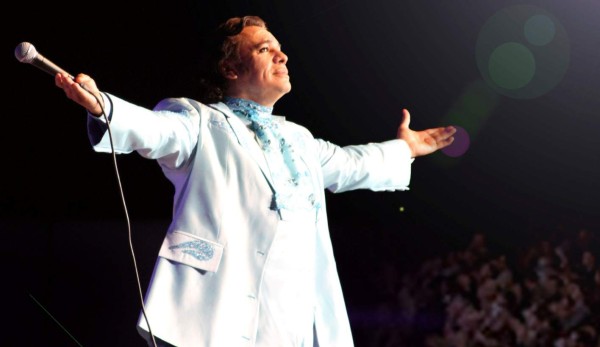 Hijo de Juan Gabriel habla en nombre de la familia