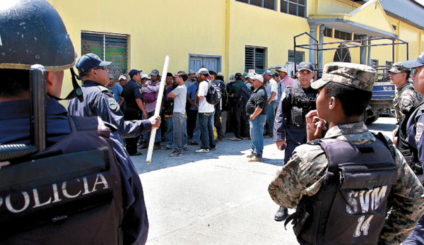 Unos 600 elementos policiales y militares desalojan invasores en Honduras