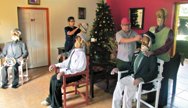 Derroche de elegancia ofrecen años viejos de la familia Donaire