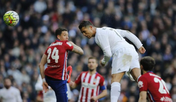 El Atlético gana al Madrid y le descuelga de la liga