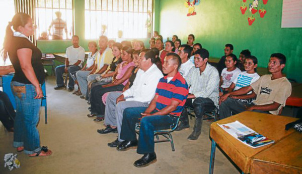 Escuelas unidocentes rurales reportan déficit de maestros