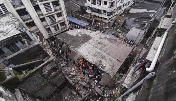 Impactantes fotos del derrumbe de edificio en India que deja al menos 15 muertos  
