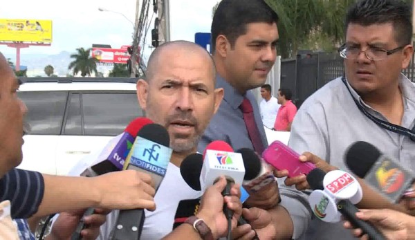 Un hombre trató de abalanzársele a Marvin Ponce tras la agresión al doctor Ávila