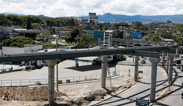 Construcción de paso aéreo avanza en un 60 por ciento