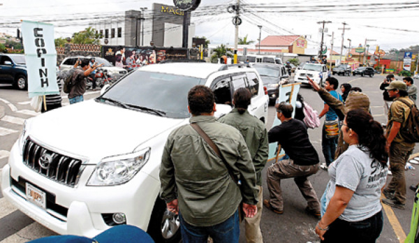 Infernal tráfico, protestas y chuscos en reunión del Sica
