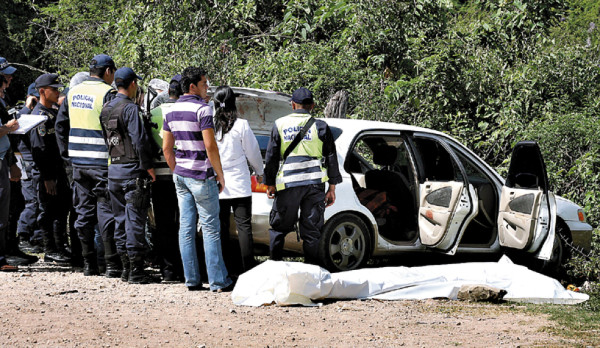 Dentro de su carro encuentran muerto a agente de la DNIC