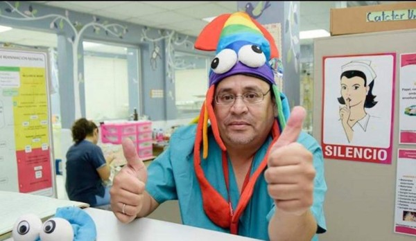 Así era 'Patch Adams' Bustillo, el doctor que conquistó el corazón de los niños hondureños