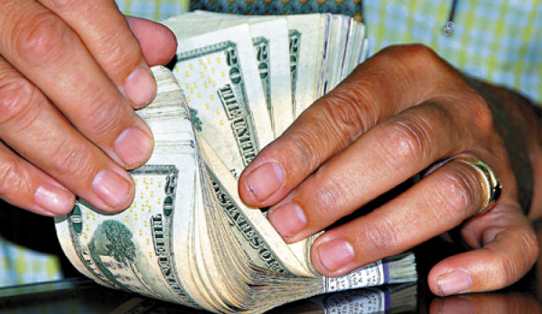 Devaluación impulsa los depósitos en dólares