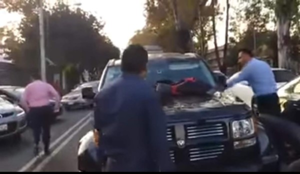 Hombre sorprende a su esposa con amante en su camioneta