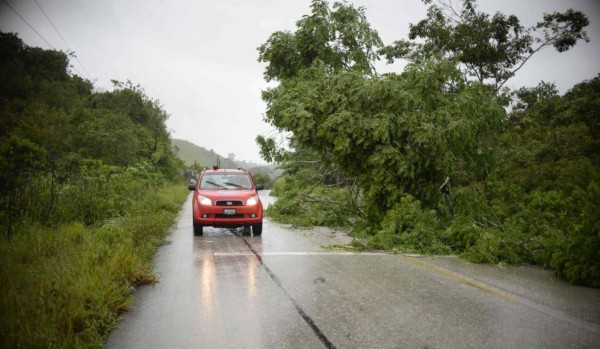 Huracán Earl toca tierra guatemalteca y provoca lluvias