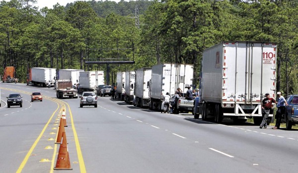 Transportistas protestan contra peaje en carretera al norte de Honduras