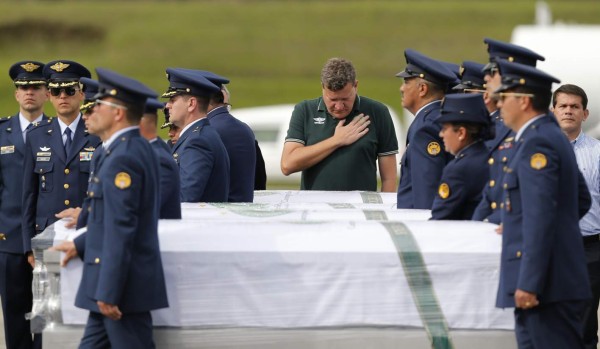 Salen a Brasil restos de fallecidos en accidente de avión del Chapecoense