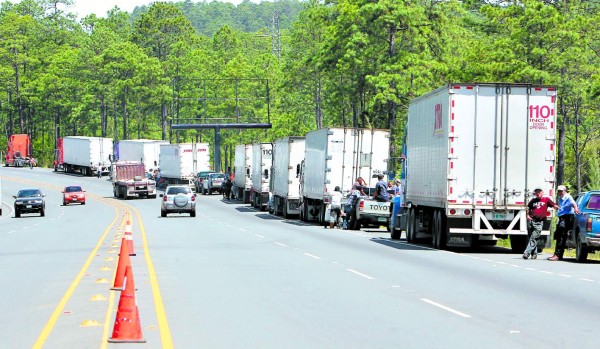 Con protestas de transportistas inicia cobro de peaje en Zambrano