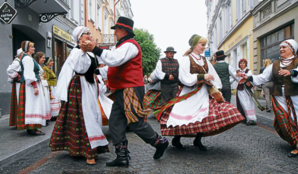 Folclore y tradición en las calles de Lituania