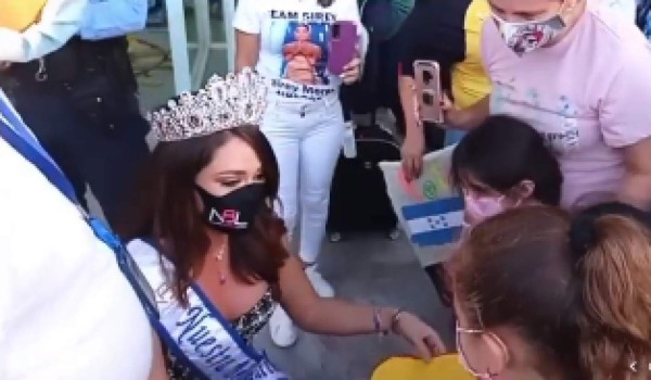 Así fue el emotivo recibimiento a Sirey Morán al arribar a Honduras tras ganar NBL