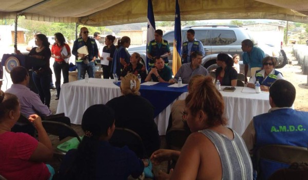 Alcaldía entrega 31 escrituras a pobladores de Ciudad Cataluña