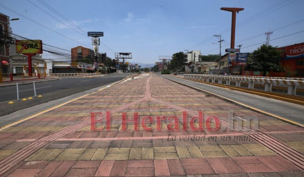 Espectaculares fotos de la quietud que envuelve la capital cerrada por la pandemia