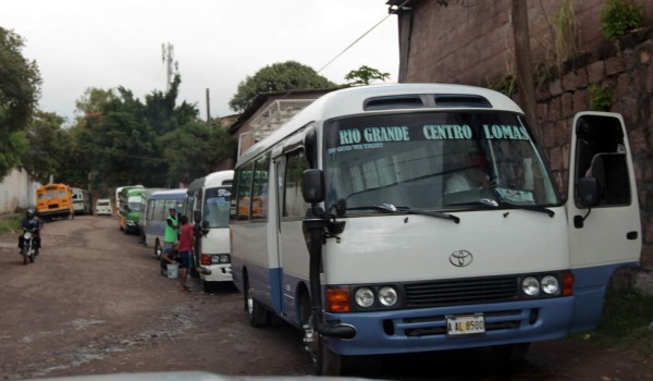 Microbuses invaden otra calle