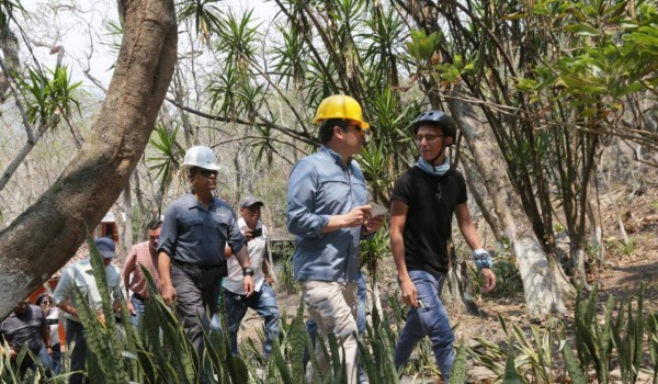 Así disfrutó el presidente Juan Orlando Hernández el recorrido por las cuevas de Taulabé