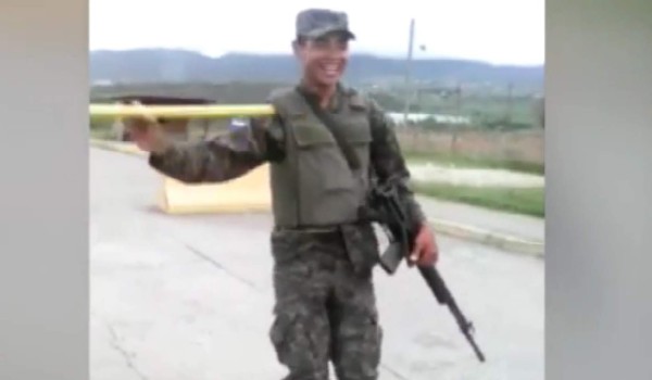 VIDEO: Militar hondureño baila como palillona y causa furor