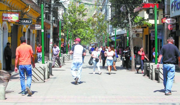 La Policía Nacional recupera el orden en el Paseo Liquidámbar