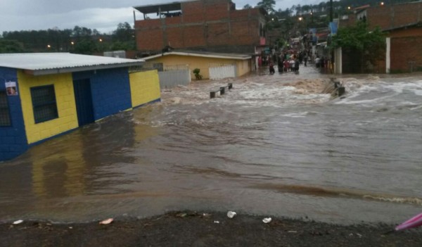 Tegucigalpa: Incomunicadas 50 familias por desborde de quebrada