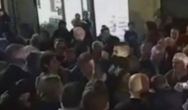 Adolescente da puñetazo a Mariano Rajoy durante acto de campaña&nbsp;&nbsp;