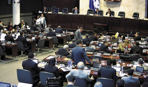 Cuestionan a consejeros por pasar gastos de representación al salario