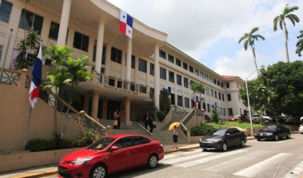 Destituyen a jueza panameña por mandar a pensión a presuntos narcos costarricenses