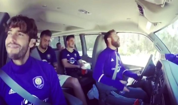 Así se divierte Kaká con sus compañeros de equipo