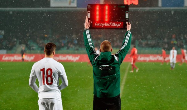 FOTOS: Cambios, tarjetas y VAR: Así han sido los cambios de reglas en el fútbol