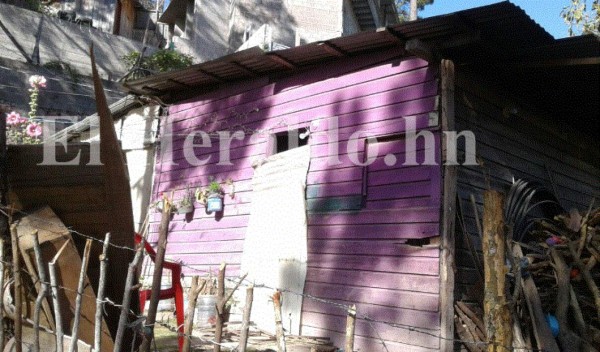 Policía recopila evidencia en lugar de masacre que dejó cuatro muertos en colonia Mirador de Oriente