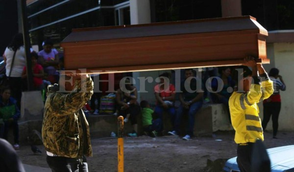 Honduras: Entregan a familias cuerpos de jóvenes víctimas de masacre en velorio