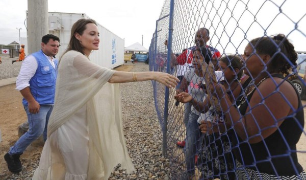 FOTOS: El look de Angelina Jolie durante su visita a migrantes venezolanos en Colombia